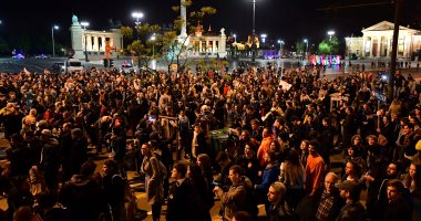 بالصور..الآلاف المجريين يتظاهرون دعما لجامعة بعد قانون  يهددها بالإغلاق