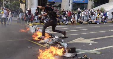 المعارضة الفنزويلية تسد الشوارع احتجاجا على تغيير الرئيس لهيكل السلطة