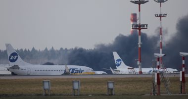 بالصور..  تصاعد دخان أسود من مدرج فى مطار فنوكوفو بموسكو 