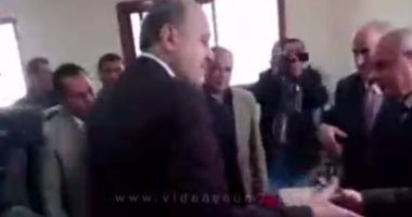 بالفيديو.. محافظ الشرقية يطمئن على سير العملية الانتخابية بمركز أبو كبير