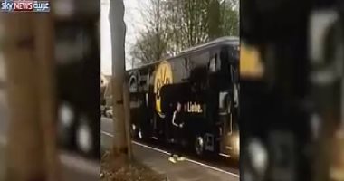 بالفيديو.. شاهد حافلة "بروسيا دورتموند" بعد استهدافها بـ3 عبوات ناسفة
