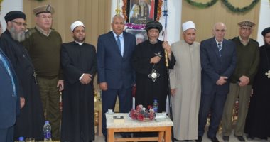 بالصور .. محافظ الوادى الجديد يقدم واجب العزاء بكنيسة السيدة العذراء بالخارجة