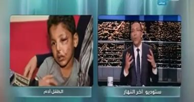 مدمن يعذب طفله بسبب المخدرات..وخالد صلاح يتصل بالنجدة على الهواء