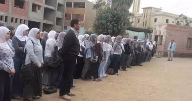 طالبات مدرسة بالشرقية يقفن دقيقة حداد على أرواح ضحايا كنيستى طنطا والإسكندرية