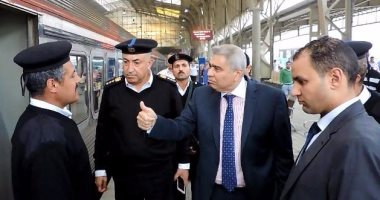 صور.. مساعد وزير الداخلية يتفقد الخدمات الأمنية بالمترو والسكة الحديد