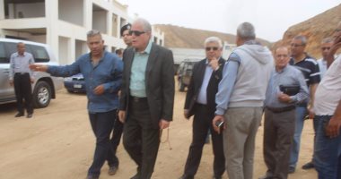 محافظ جنوب سيناء يتابع مراحل تنفيذ المشروعات الاسثتمارية بمدينة رأس سدر
