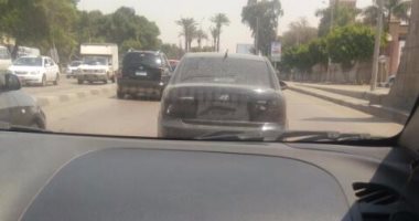 سيارة بدون لوحات معدنية تسير فى نفق العروبة بشارع صلاح سالم