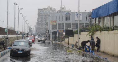 بالصور.. الفنادق السياحية ومجمع المطاعم ببورسعيد تغرق فى مياه الأمطار