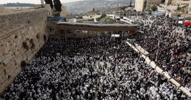 بالصور.. اليهود الأرثوذكوس يحتفلون بعطلة عيد الفصح أمام حائط البراق