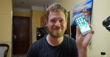 بالفيديو.. رجل يجمع هاتف آيفون 6S بنفسه بـ300 دولار فقط