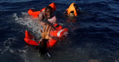 البحرية الليبية: انقاذ 75 مهاجرًا وفقدان 60 آخرين على متن قارب شمال زوارة