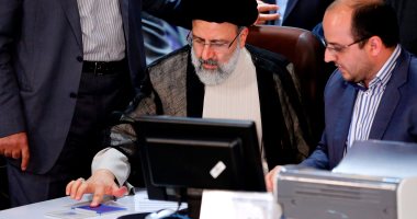 بالصور.. "روحانى" و "رئيسى" يقدمون أوراق ترشحهم للانتخابات الرئاسة 