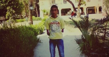 عبد الرحمن عمره 15 عاما "بدون يدين".. ويطالب الصحة بتوفير أطراف صناعية