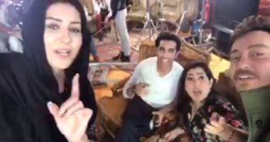 أحمد زاهر ينشر فيديو برفقة وفاء وأيتن عامر من كواليس مسلسل "الطوفان" 