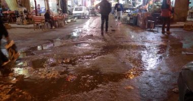 كسر ماسورة مياه فى شارع مسجد الفاروق بالمنتزه فى الإسكندرية