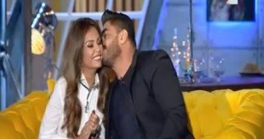 خالد سليم يقبّل زوجته على الهواء ويلقى الوسادة على شيماء سيف بـ"ON E"