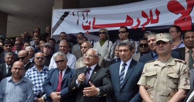 بالصور ..رئيس جامعة المنيا يقود وقفة تضامنية للتنديد بتفجيرات طنطا والإسكندرية 