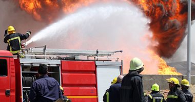 بالفيديو والصور.. الدفع بـ5 سيارات إطفاء لإخماد حريق خط غاز بالتجمع الخامس