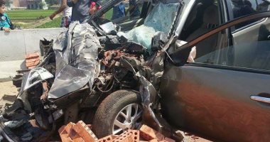 إصابة 3 أشخاص فى تصادم سيارتين على رافد الطريق الدولى المحلة ـ كفر الشيخ