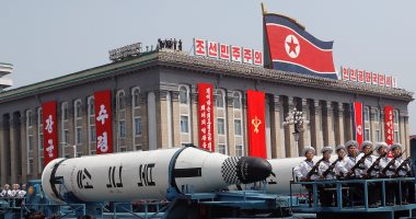 رصد عمال موقع للتجارب النووية فى كوريا الشمالية يلعبون الكرة الطائرة