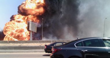 بالفيديو والصور.. انفجار خط غاز واشتعال النيران قبل مدخل التسعين بالتجمع الخامس