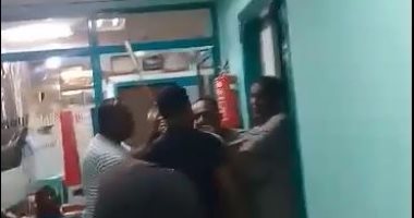 بالفيديو.. أهالى يعتدون على أمن مستشفى التأمين الصحى بأسوان