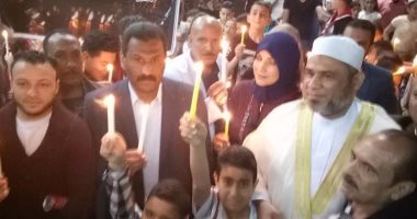 بالصور.. وقفة بالشموع أمام كنائس القنطرة لتأبين ضحايا كنيستى الإسكندرية وطنطا