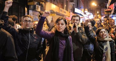 بالصور.. آلاف الأتراك يتظاهرون ضد الصلاحيات الديكتاتورية لأردوغان