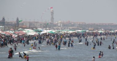 بالصور .. توافد أبناء المحافظات على شاطئ بورسعيد إحتفالاً بـ "شم النسيم"