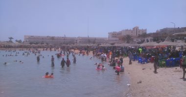 بالصور.. الآلاف يتوافدون على شواطئ البحر الأحمر للاحتفال بشم النسيم