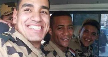 مستخدمو "فيس بوك" يتداولون صورا لمحمد رمضان مع زملائه فى الصاعقة المصرية