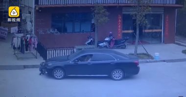 بالفيديو.. سائق فى الصين يدهس بسيارته طفلا بسبب الانشغال بالهاتف