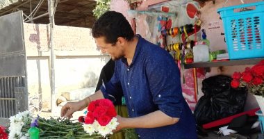 بالصور.. بائع زهور بنى سويف: بيع الورد إبداع أكثر منه مهنة للكسب