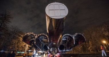 بالفيديو.. نقل طائرة روسية ضخمة تزن 50 طنا بجوار أحد ملاعب كأس العالم