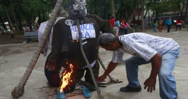 بالصور.. المكسيكيون يحتفلون بعيد القيامة بحرق دمى ترامب