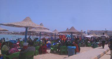 بالصور ..المئات يحتفلون بشم النسيم على شواطئ الغردقة