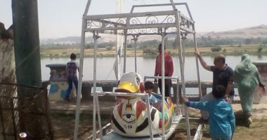 المواطنون يحتفلون بعيد الربيع فى المنيا باستقلال المراكب النيلية 