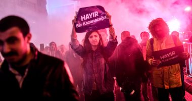 الاحتجاجات تتواصل فى تركيا لليوم الرابع على التوالى للتشكيك فى نزاهة الاستفتاء