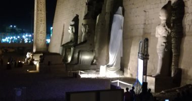 بالصور.. تمثال رمسيس الثانى ينتظر وزير الآثار لإزالة الستار بمعبد الأقصر