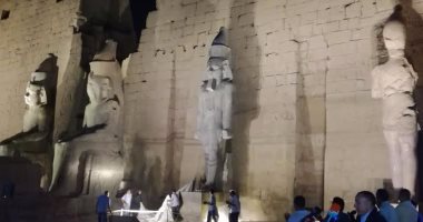 بالصور.. وزير الآثار يزيح الستار عن تمثال الملك رمسيس الثاني بعد ترميمه بمعبد الأقصر 
