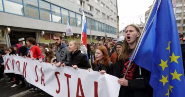 بالصور.. آلاف السلوفاكيين يحتشدون فى برايتسلافا احتجاجا على فساد بحكومة فيكو
