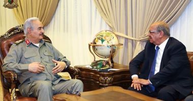 المشير خليفة حفتر يبحث مع وزير جزائري الحرب على الإرهاب