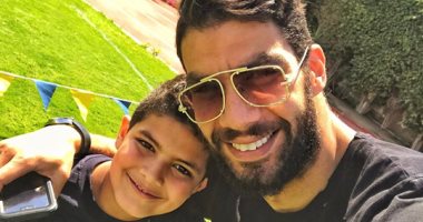 شريف إكرامى ينشر صورة له مع ابنه ياسين