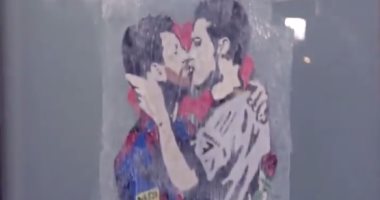 قبلة من ميسي على شفاه رونالدو فى "جرافيتى" أسطورى قبل كلاسيكو الأرض