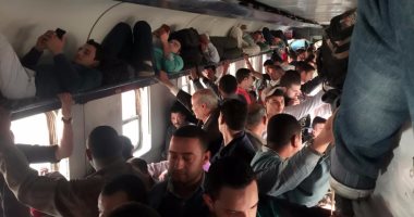 مواطن يشكو للمسئولين حالة الزحام اليومى فى قطار (القاهرة – الإسكندرية)