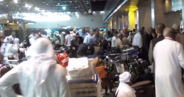 الرقابة الإدارية تتدخل لحل أزمة تكدس المعتمرين بمطار القاهرة