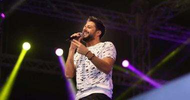 بالفيديو والصور.. محمد حماقى يبدأ حفله الغنائى بأغنية "نفسى ابقى جنبه"