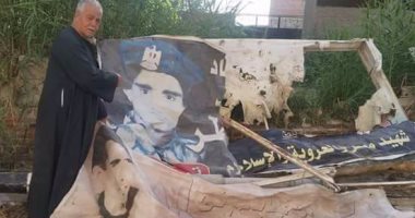 بالفيديو والصور...أهالى قرية أكياد يحتجون على إزالة لافتة سليمان خاطر