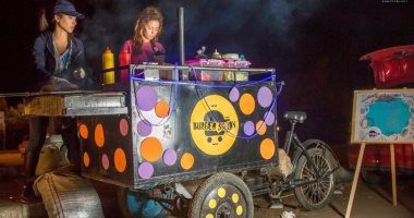 بالفيديو.. "فتاة البرجر" تتسلم عربة تعمل بالطاقة الشمسية من محافظ سوهاج