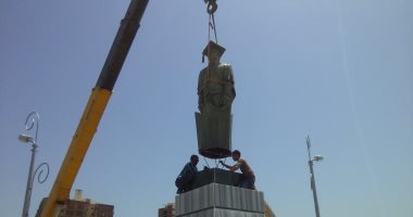بالفيديو.. إعادة تمثال زويل لموقعه بعد 70 يوماً من سقوطه بكفر الشيخ